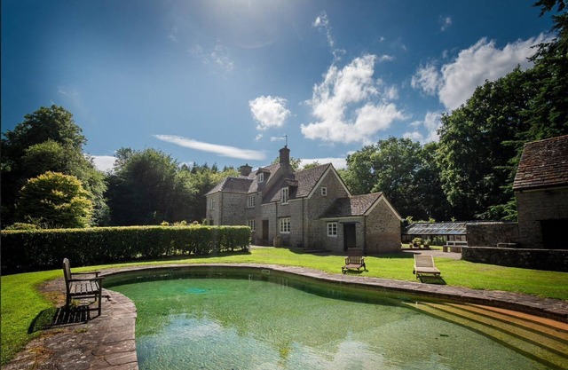 Danby Lodge - a house that sleeps 14 guests in 7 bedrooms