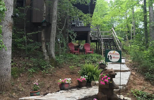 Dancing Bear Cabin – Family-Friendly Mountain Getaway near Helen