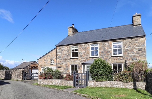 DANDRE, pet friendly, with open fire in Newport, Pembrokeshire