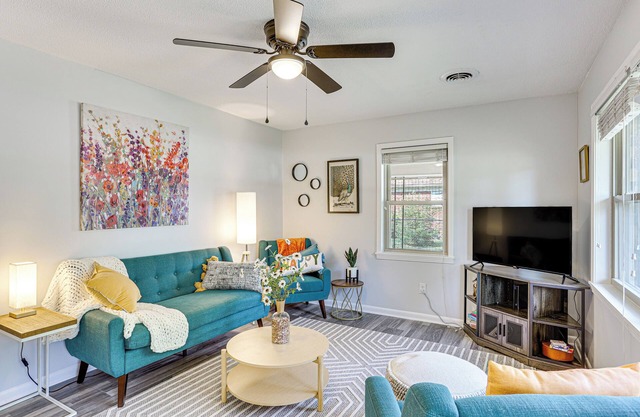 'Dandy's Getaway' w/Fire Pit & Yard in Henderson