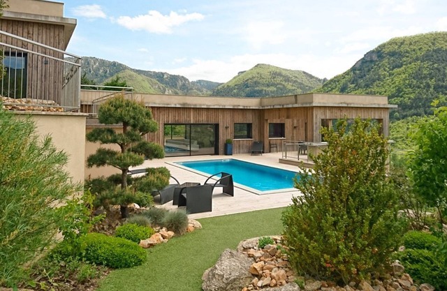 Dans La Nature - Four Bedroom Villa, Sleeps 8