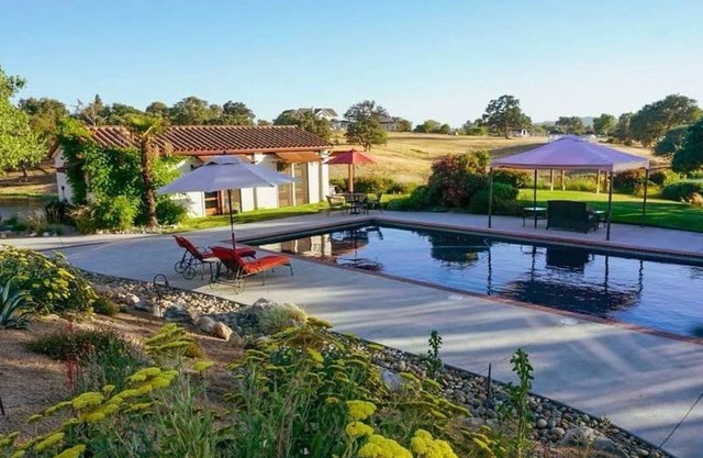 Darling Cottage on the edge of a private lake ~ only 5 minutes from town