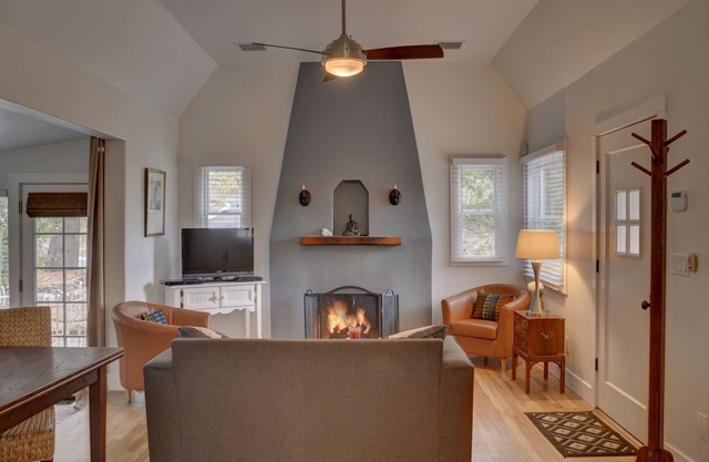 Darling home walking distance to downtown!