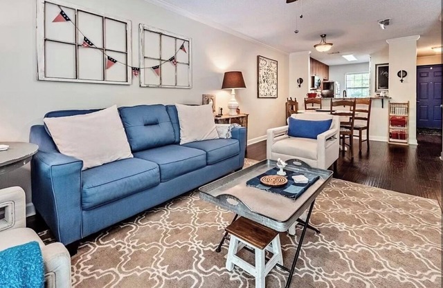 Darling Townhouse Walking distance to the Stadiums and THE GROVE!