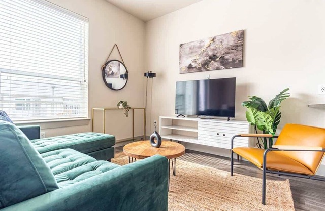 Dashing King Studio Suite | Pool, Parking + Gym M