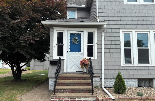 Daydream Away, at our peaceful, roomy, 4 bed home, near the lake in Conneaut.