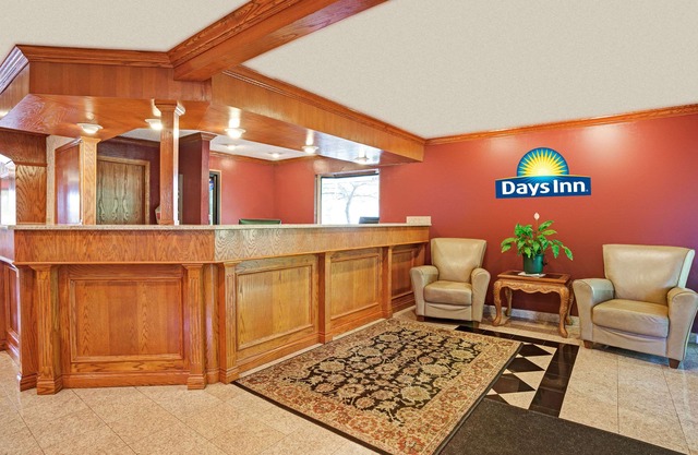 Days Inn & Suites by Wyndham Monroe