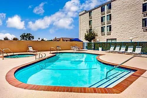 Days Inn & Suites by Wyndham Fullerton