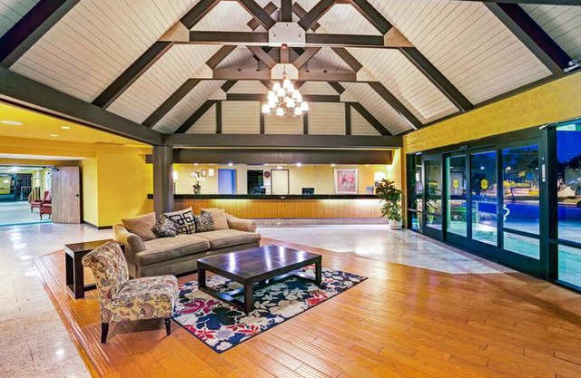 Days Inn & Suites by Wyndham Fullerton