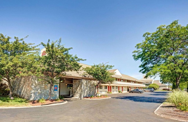 Days Inn & Suites by Wyndham Monroe
