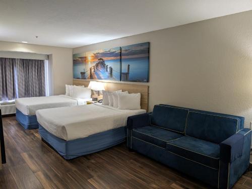 Days Inn & Suites by Wyndham Tampa/Raymond James Stadium
