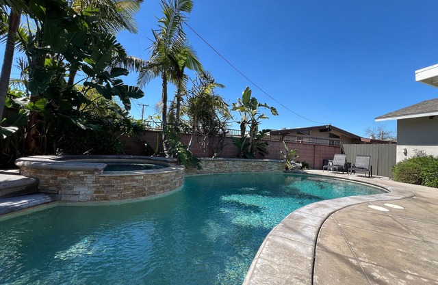 Dazzling Pool Home, 3 En-Suites 1/4 mile 2 Disney