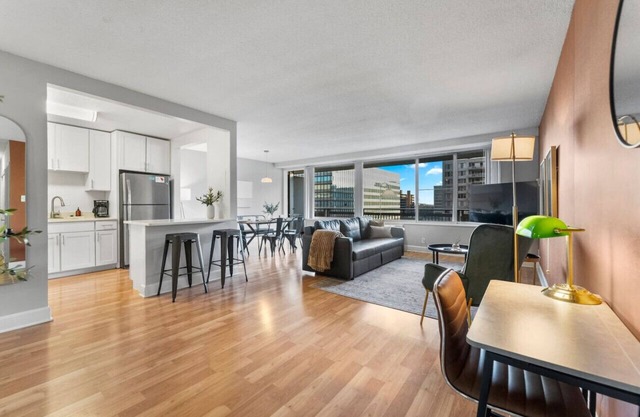 DC Launchpad Sleeps 8, Gym, Walk to Dining + Metro