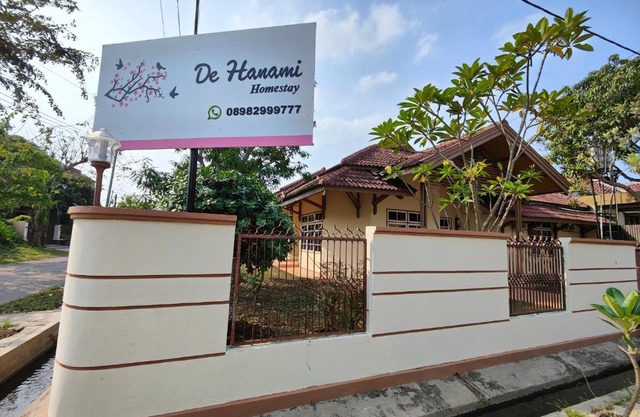 De Hanami Homestay Setrayasa