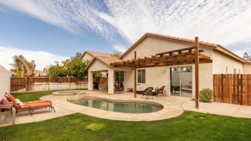 Desert Oasis w Pool Spa BBQ Outdoor Dining Under the Palms Calle Tolosa by AvantStay