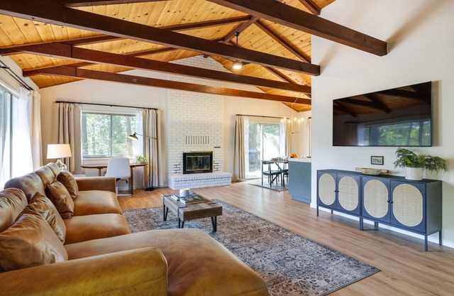 Deck & Fire Pit: Stunning Twain Harte Cabin!
