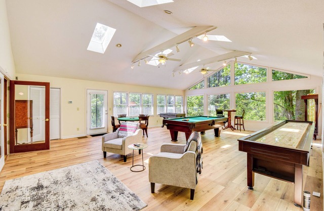 Deck & Game Room: Mountaintop Hideaway in Tiger!