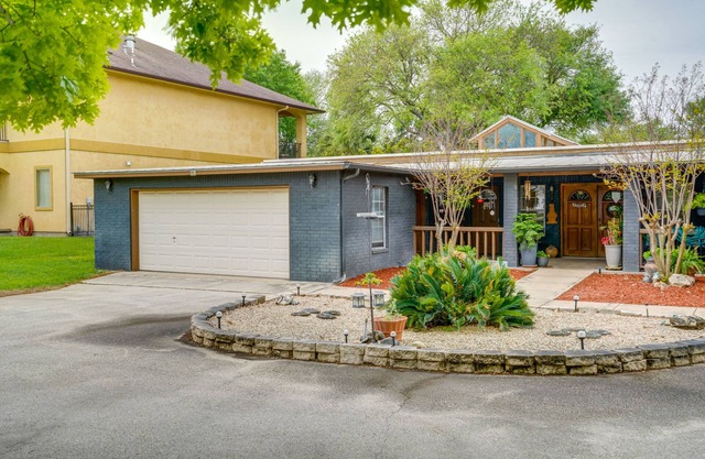 Deck & Gas Grill: Riverfront McQueeney Duplex