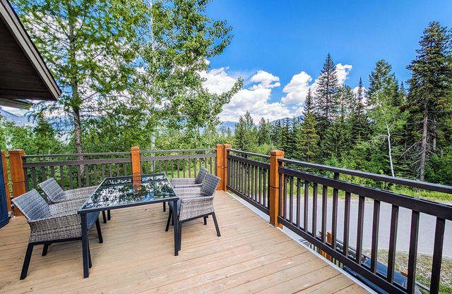 Deckview: 2-bedroom top floor condo with hot tub and mountain views