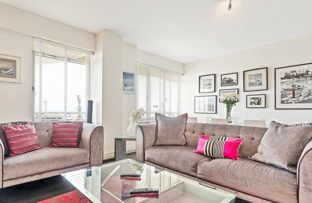 Deco Seafront - Seafront Apartment - Sleeps up to 6