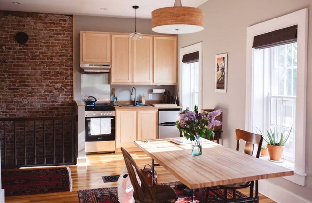 Decorah House- Airy, modern, full of natural light, 5 blocks to downtown