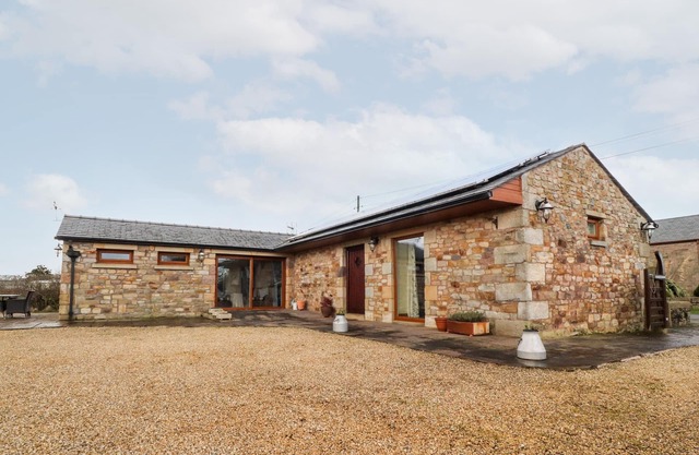 DEEKSWOOD, romantic, luxury holiday cottage, with a garden in Pilling