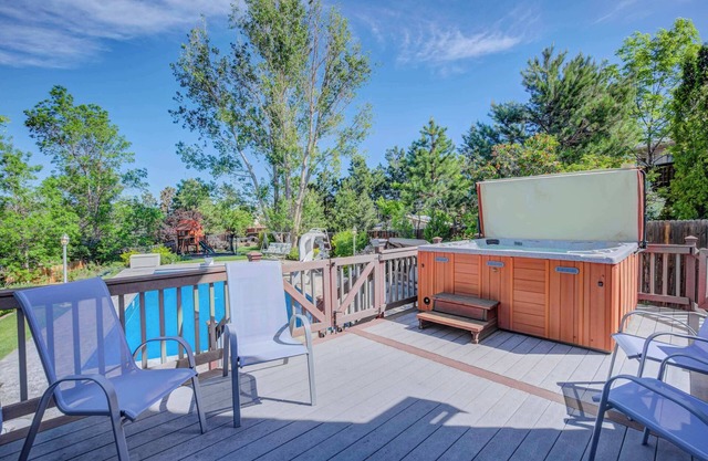 Deep Blue! Hot Tub w GameRoom & Outdoor Playground