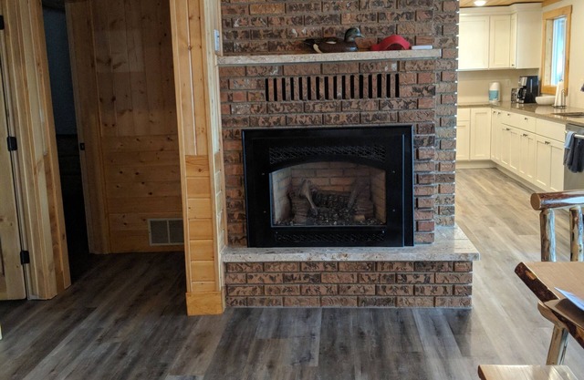 Deep Water-front, spacious 7br Cabin, Private Dock