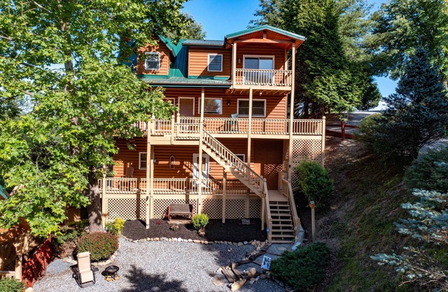 Deer Crossing Cabin-Gorgeous Mountain/Valley Views, Near Sparta, NC
