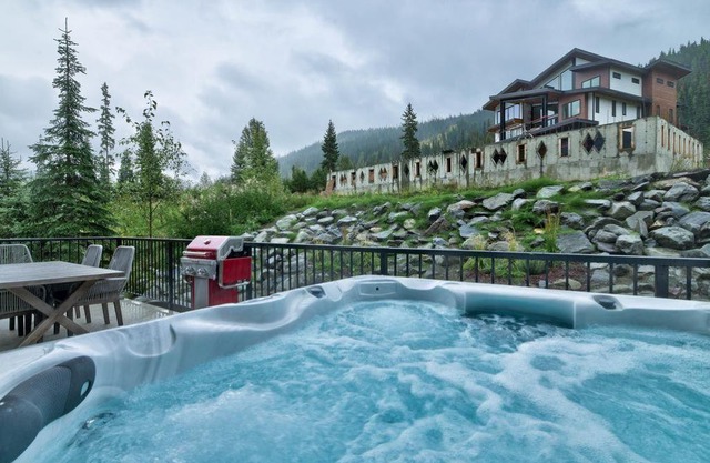 Deer Den 5: Ultra-Modern, 3 BDRM Condo w/Private Hot Tub