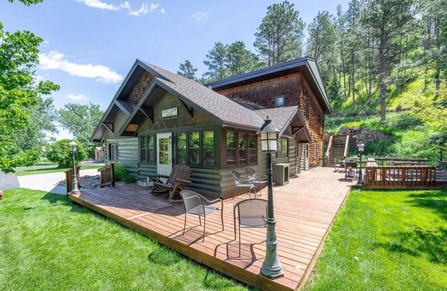 Deer Glen Lodge Thirty Minutes from Mt Rushmore - In Rapid City On Canyon Lake Thirty Minutes from Mt Rushmore