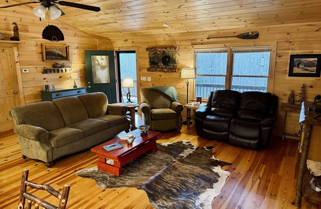 Deer Hollow-tranquil cabin in the woods, minutes from the Toccoa River. Hot Tub!