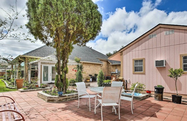 Deer Park Studio w/ Garden Patio, 14 Mi to Kemah!