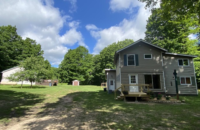 Deerfoot Lodge - WIFI - atv trail - m-123 Eckerman/6.4 miles N of Trout lake