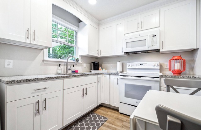 Deja Blue Garden House – Charming Cottage in Historic District! Pet Frien