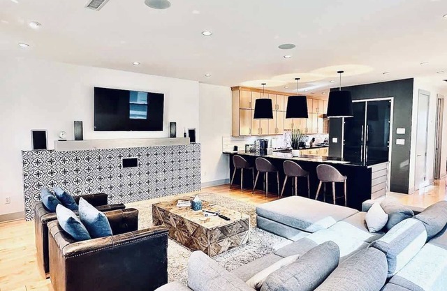 Delaware Loft-2BR/2.5 BA Townhome w/Rooftop Deck