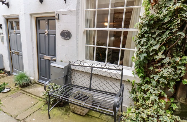 DELFT COTTAGE, pet friendly, with open fire in Robin Hood’s Bay