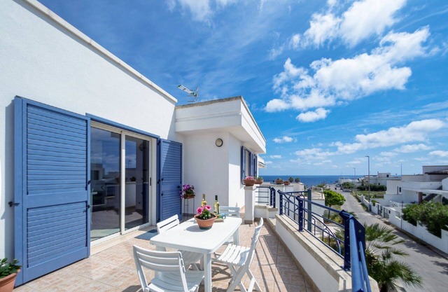 DELICIOUS PENTHOUSE ON THE SEA, FREE WI-FI, SEA VIEW, OUTDOOR SHOWER