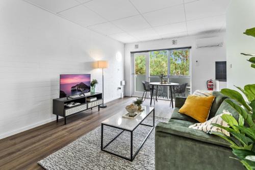 Delightful 1-Bed Apartment Steps From Royal Park