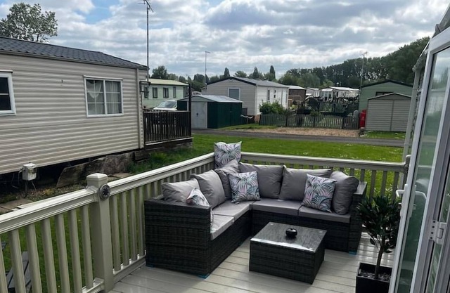 Delightful 2 Bed Cabin, Sleeps 4, Very Quiet Location