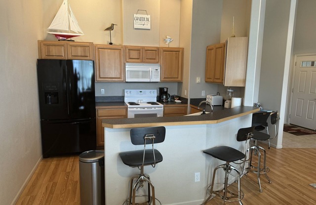Delightful 2 bedroom condo, steps from Bay Street