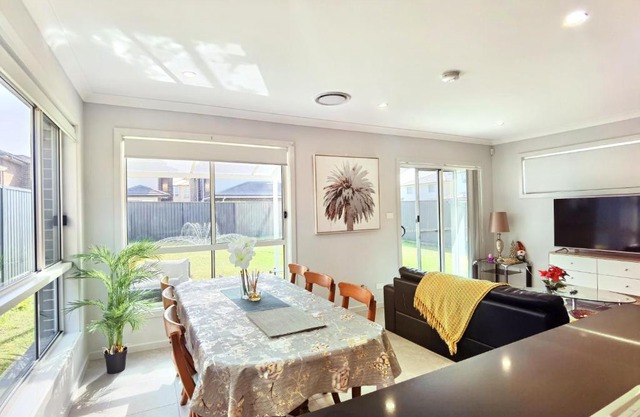 Delightful 2-level home in Bardia