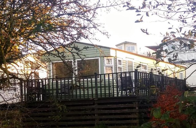 Delightful 3 bedroom holiday home with balcony overlooking fields and a stream