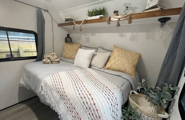 Delightful and cozy RV with outdoor space