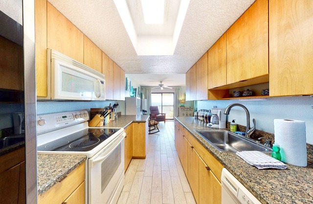 Delightful dog-friendly waterfront oasis with balcony, patio, beach access & AC