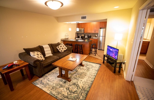 Delightful Gem w/Self Check-in, Washer inside, Gr8 location
