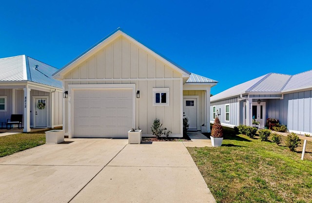 Delightful Gulf Coast retreat with fireplace & sunny patio - near beaches & golf