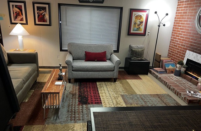 DELIGHTFUL PATIO APT W/PRIVATE ENTRY IN SOUTH KC