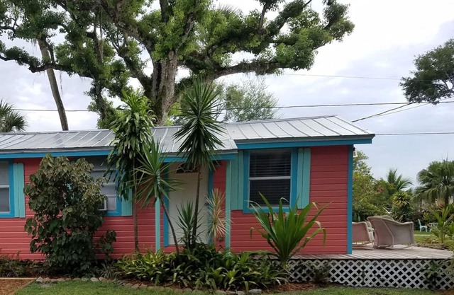 Delightful Riverfront One Bedroom Cottage w/boat dock-End of Summer Specials!