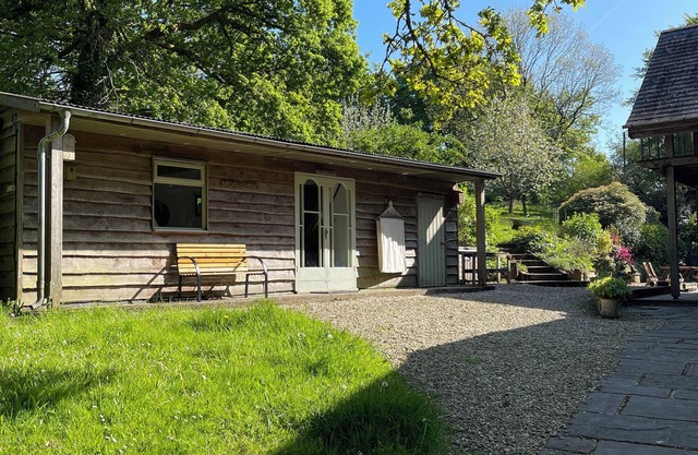 Delightful Self Contained Garden Cabin Near Totnes/Dartington. 1 Bed Sleeps 2